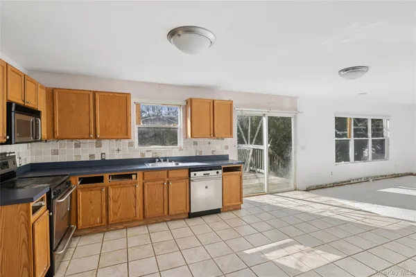 $625,000 | 6 1st Avenue, Holtsville, NY 11742