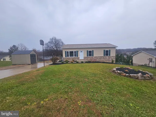 $309,900 | 1920 Maylinn Drive, Chambersburg, PA 17202