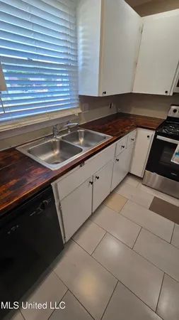 $1,900 | 933 Glastonbury Circle, Unit A, Ridgeland, MS 39157