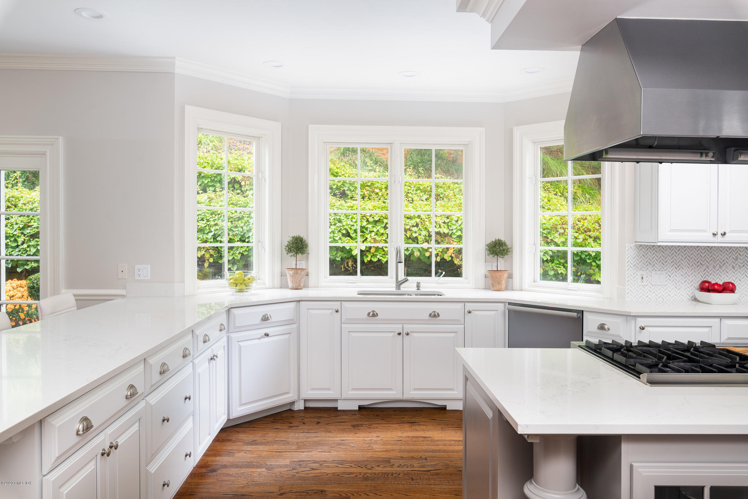 123 Valley Drive Greenwich, CT 06831 - Photo 9 of 48