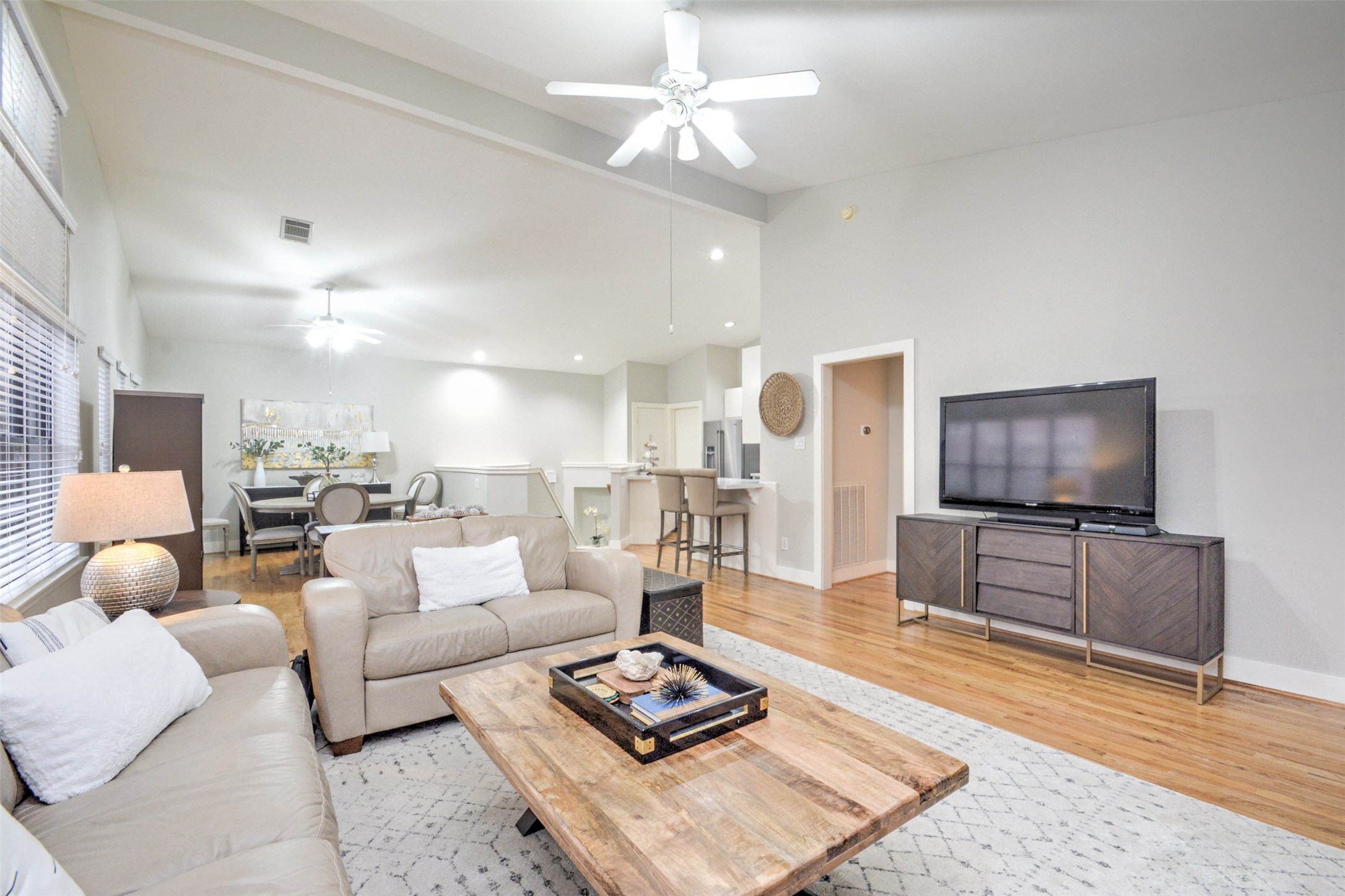 5225 Cornish Street, Unit 1 Houston, TX 77007 - Photo 13 of 22 a living room with furniture and a flat screen tv