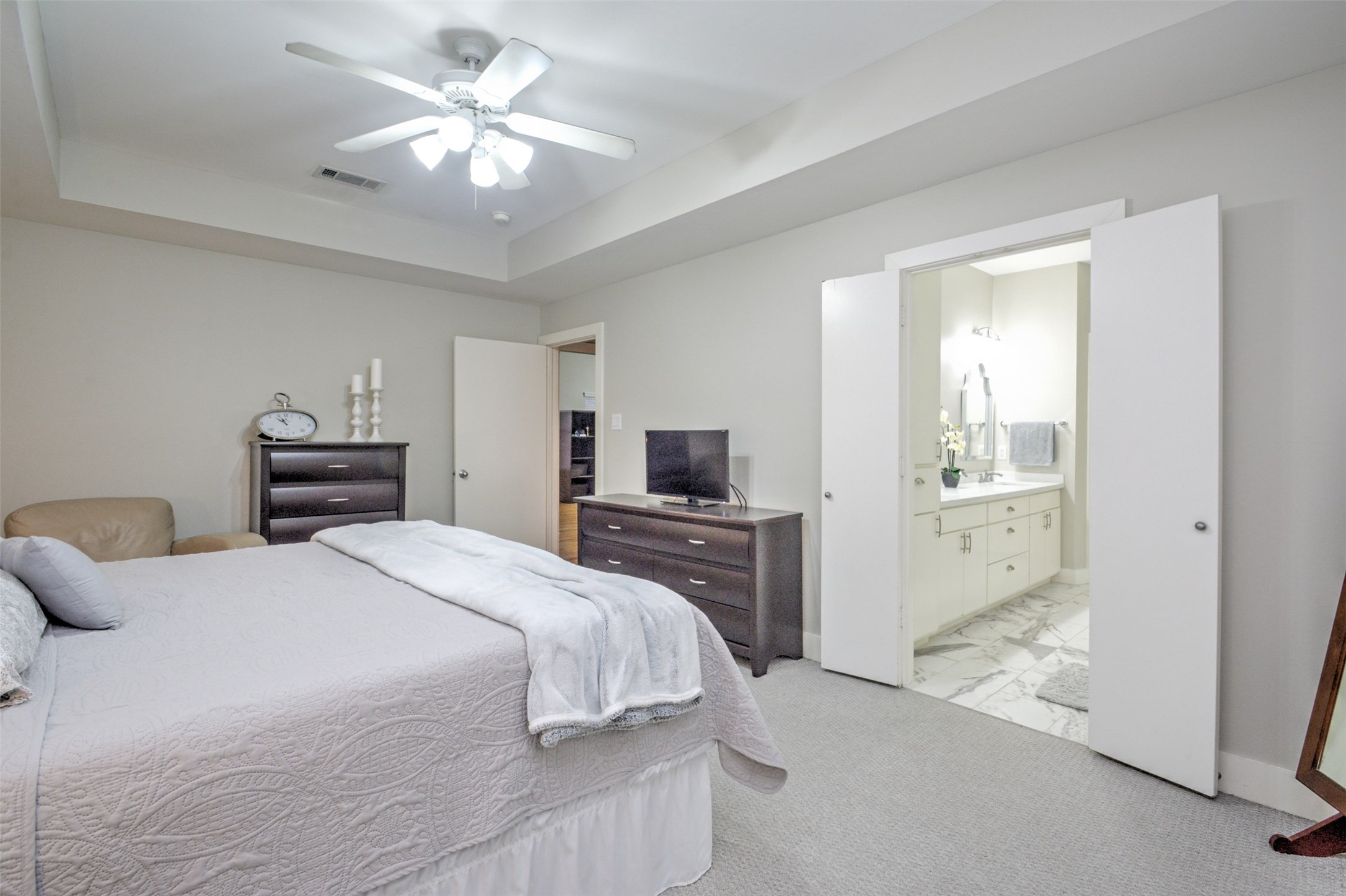 5225 Cornish Street, Unit 1 Houston, TX 77007 - Photo 17 of 22 a bedroom with a bed and a chandelier