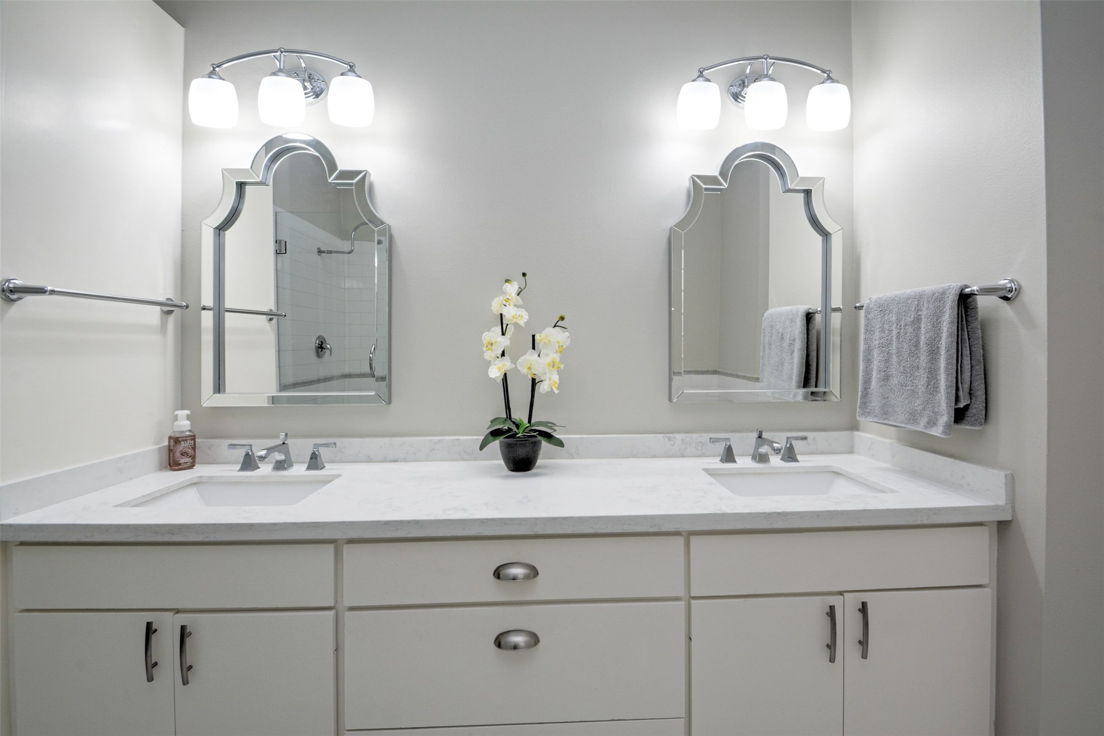 5225 Cornish Street, Unit 1 Houston, TX 77007 - Photo 19 of 22 a bathroom with double vanity sinks and a mirror