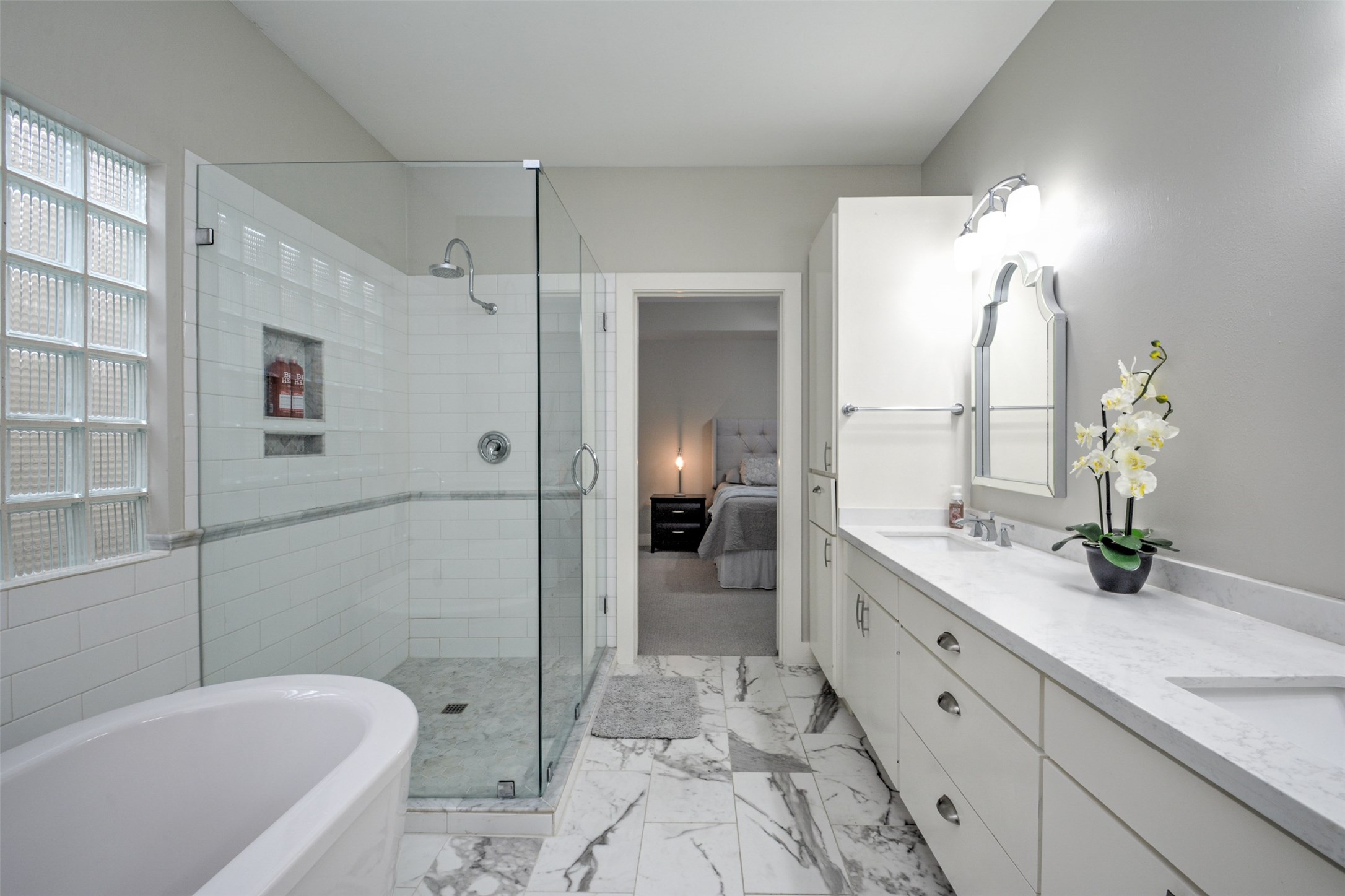 5225 Cornish Street, Unit 1 Houston, TX 77007 - Photo 20 of 22 a spacious bathroom with a granite countertop sink mirror and bathtub