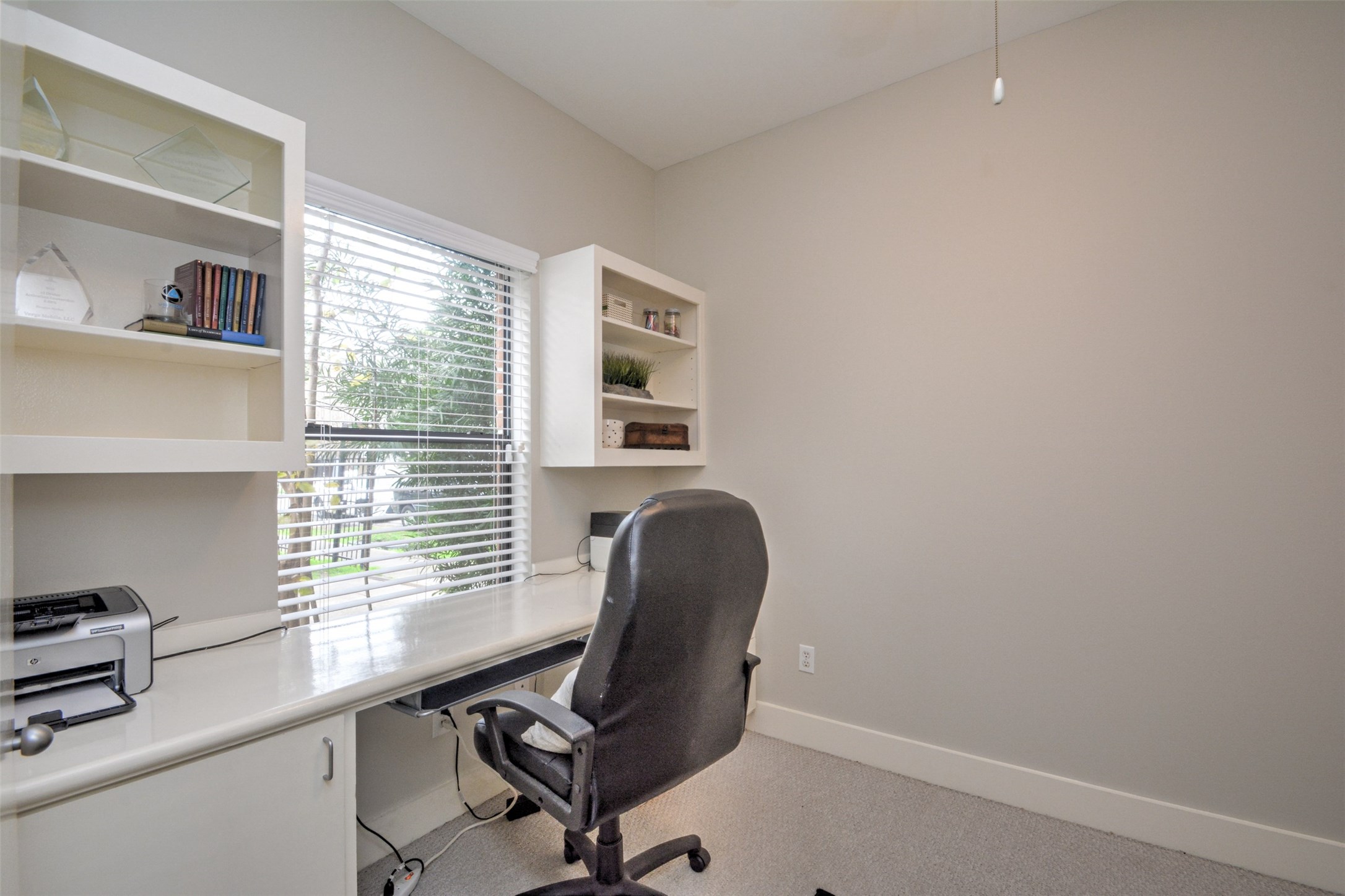 5225 Cornish Street, Unit 1 Houston, TX 77007 - Photo 4 of 22 a view of a workspace with furniture and a window