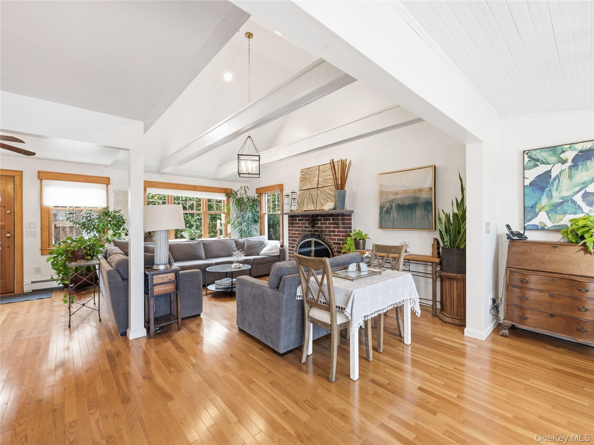 175 Taft Crescent Centerport, NY 11721 - Photo 3 of 37 Vaulted ceiling