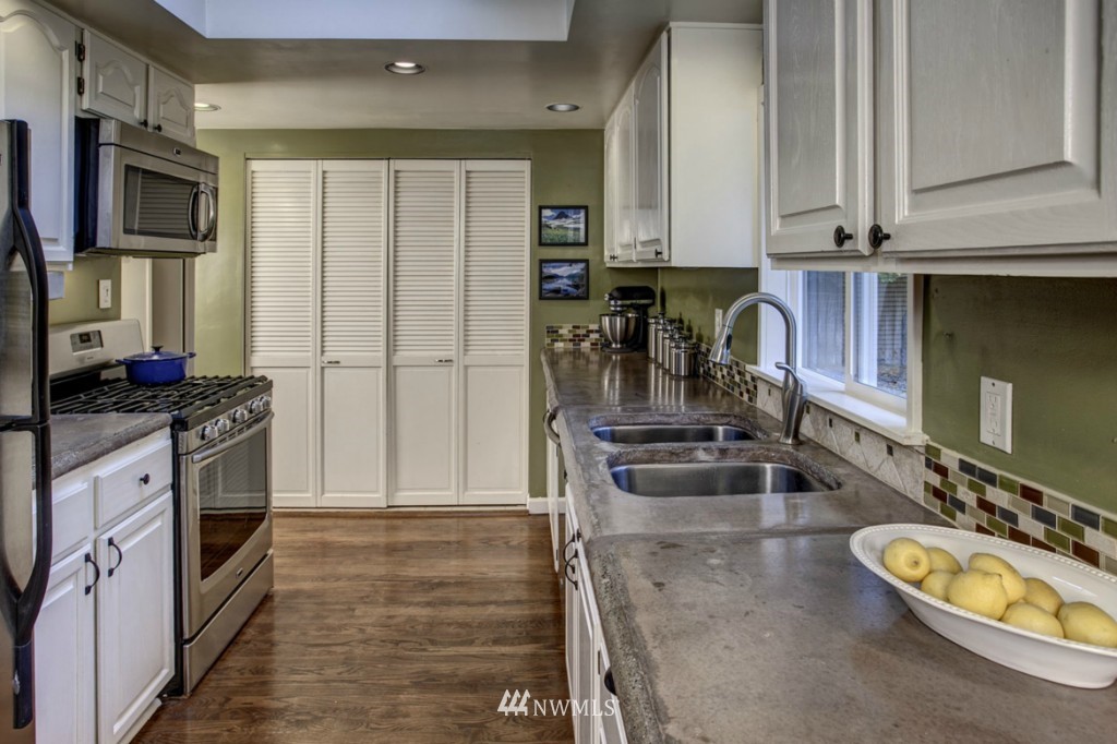 19232 Northeast Redmond Road Redmond, WA 98053 - Photo 8 of 23