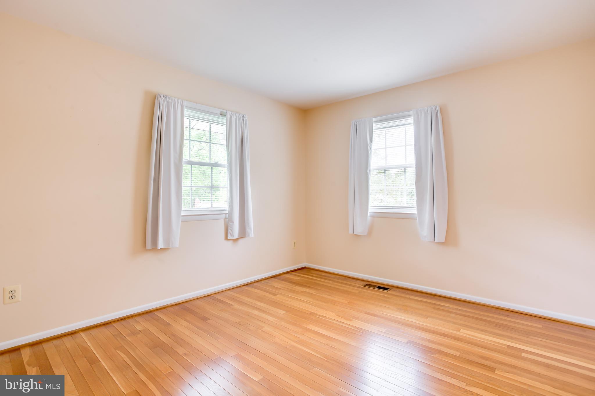 3143 Flintlock Road Fairfax, VA 22030 - Photo 31 of 48 Large corner bedroom