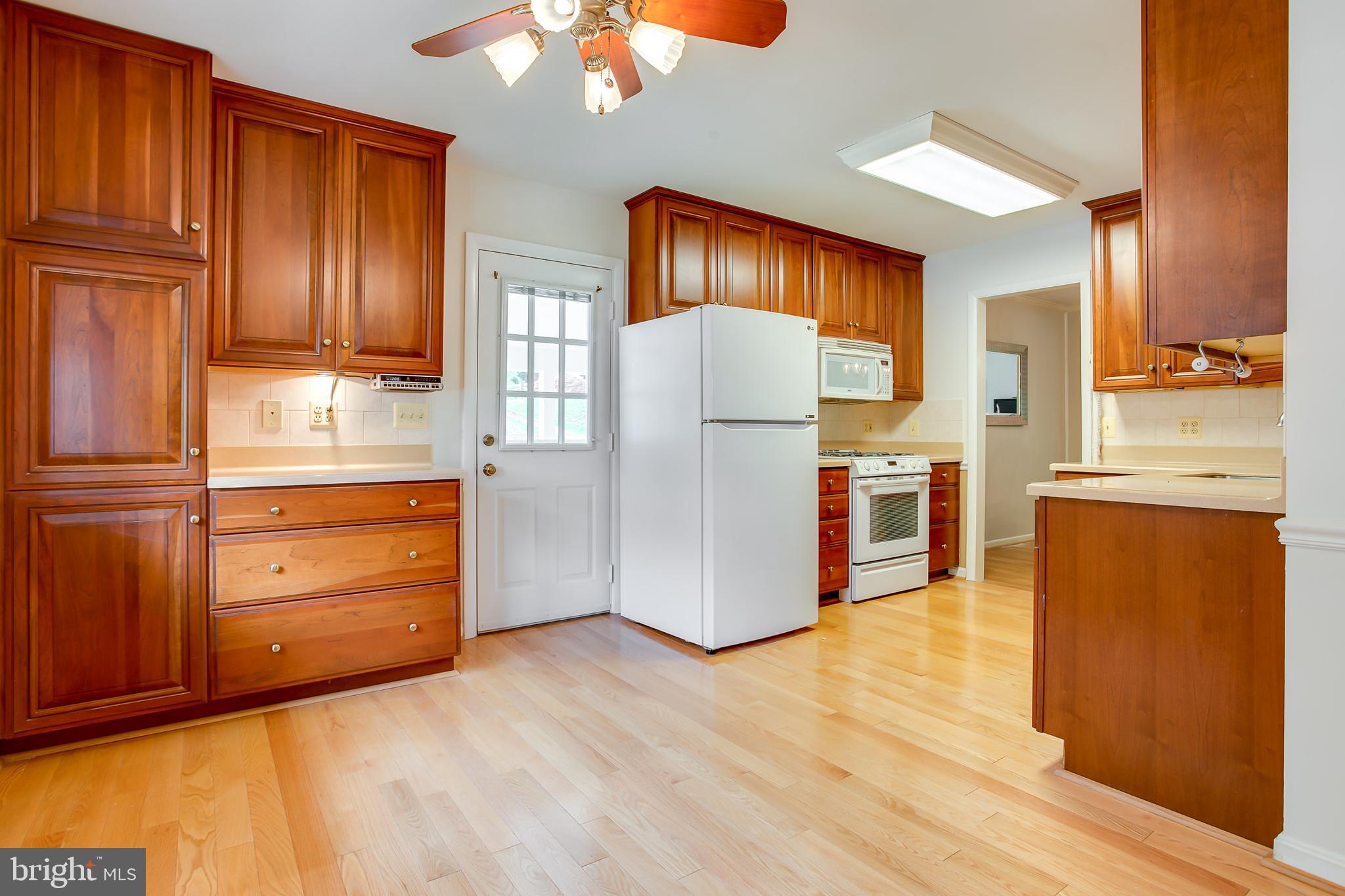 3143 Flintlock Road Fairfax, VA 22030 - Photo 8 of 48 Pantry, deep drawers, hardwood floor