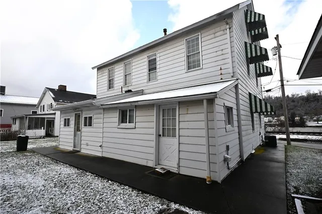 a view of a house with a yard
