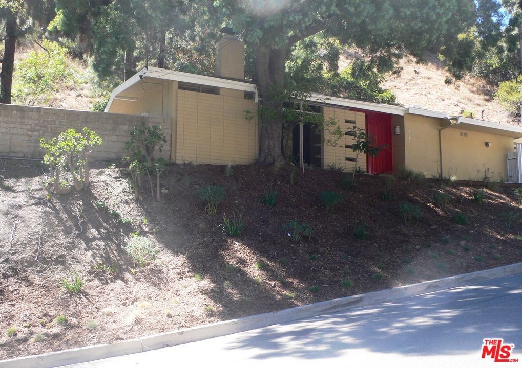 2101 Roscomare Road Los Angeles, CA 90077 - Photo 8 of 8 a backyard of a house