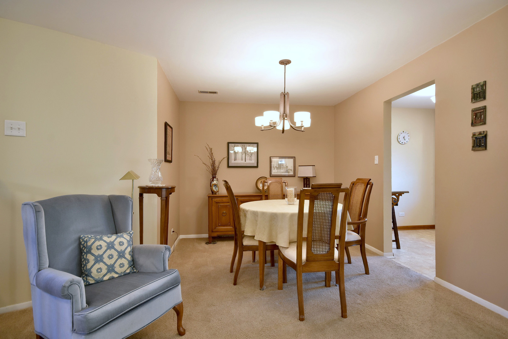 1652 Dover Court, Unit B Wheaton, IL 60189 - Photo 13 of 29 a view of a dining room with furniture