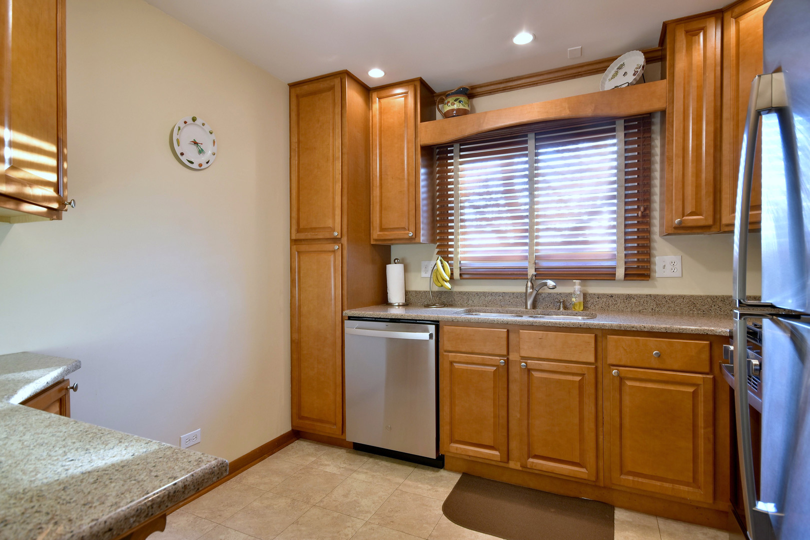 1652 Dover Court, Unit B Wheaton, IL 60189 - Photo 8 of 29 a bathroom with a sink and a mirror