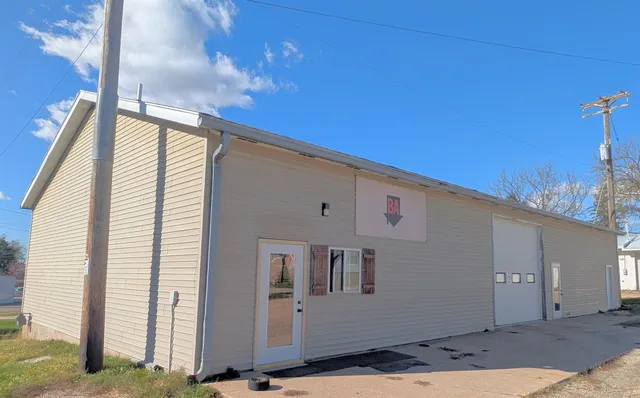 $2,200 | 110 F S Drive, Viroqua, WI 54665