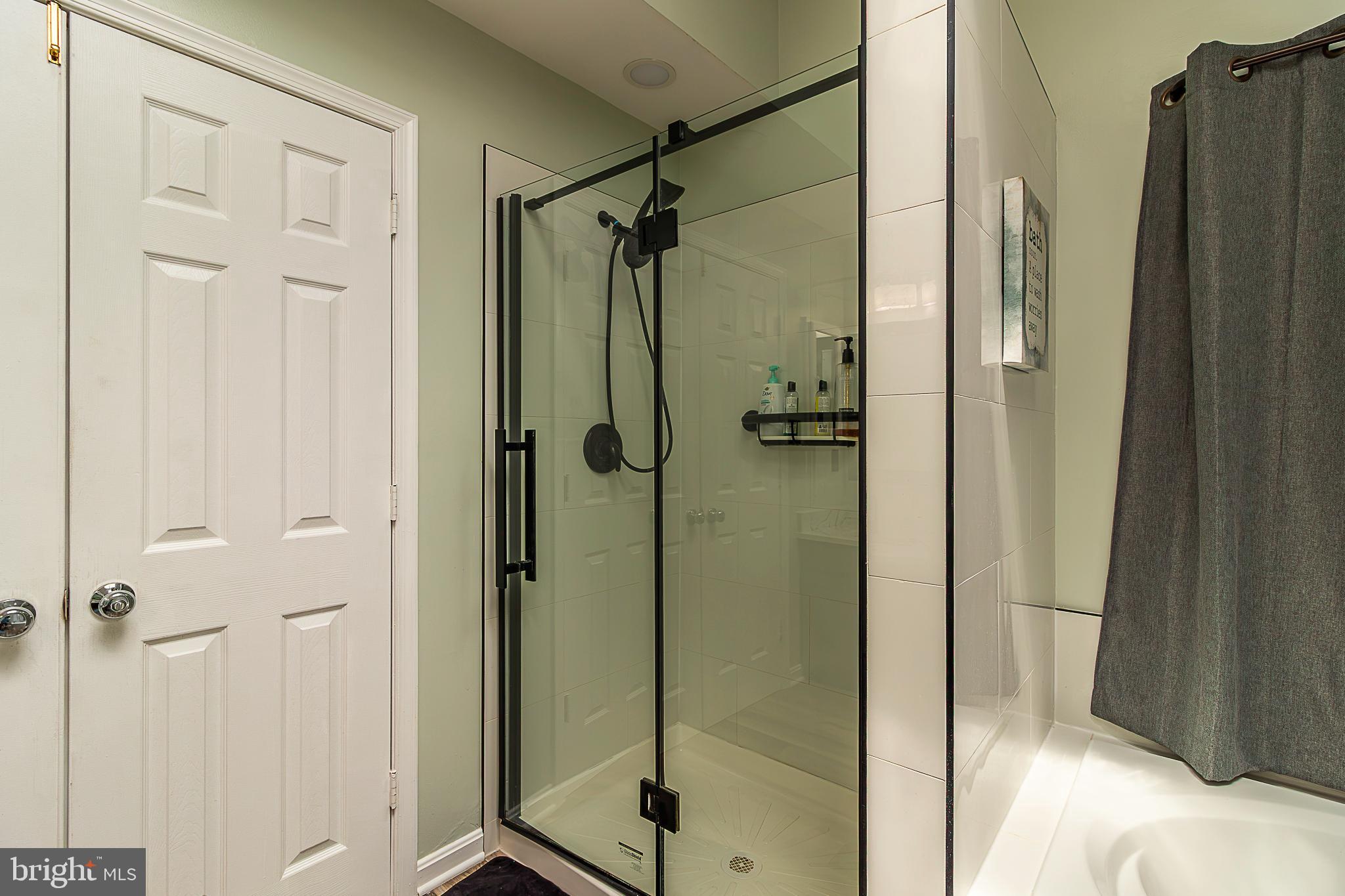 15521 Wheatfield Road Woodbridge, VA 22193 - Photo 28 of 39 Primary bath shower