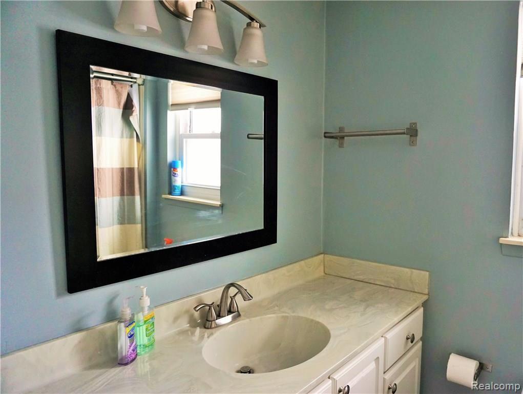 276 Meadowlake Road Canton, MI 48188 - Photo 15 of 21 DSC01464.JPG