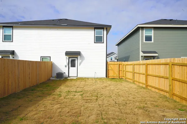 a view of a backyard
