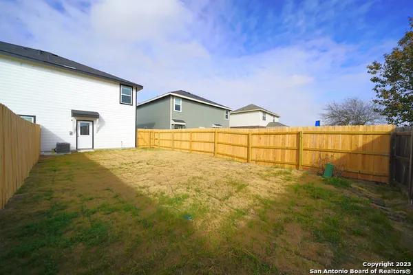 a view of an house with backyard
