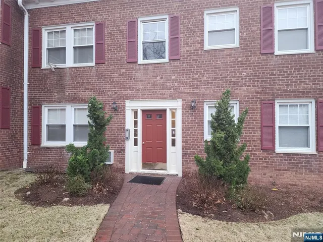 $1,825 | 490 Beverly Road, Unit C2, Teaneck, NJ 07666