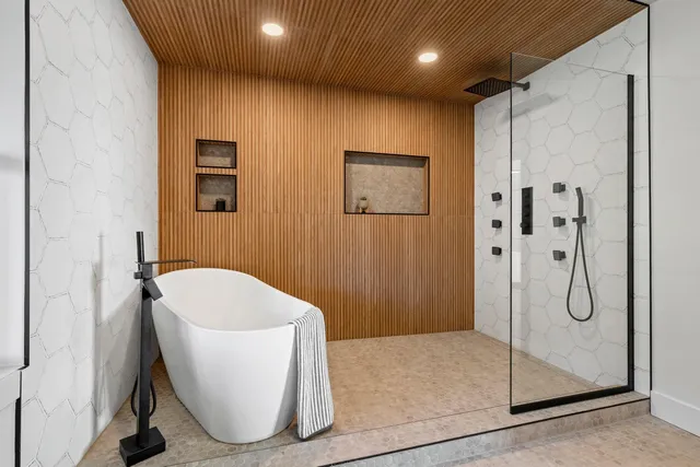 $779,900 | 3660 County Road South, Little Suamico, WI 54141