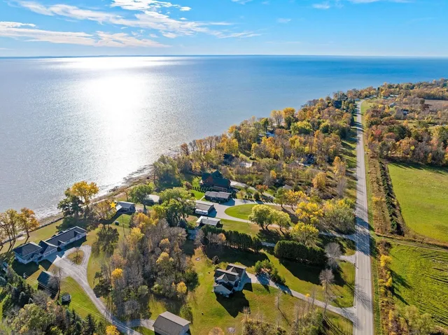 $779,900 | 3660 County Road South, Little Suamico, WI 54141