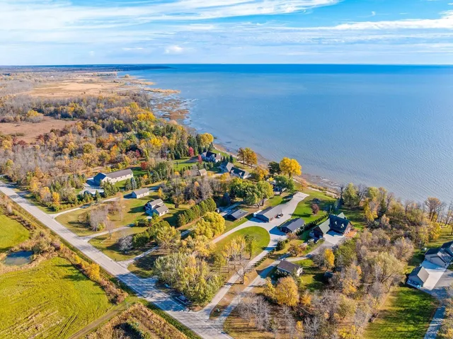 $779,900 | 3660 County Road South, Little Suamico, WI 54141