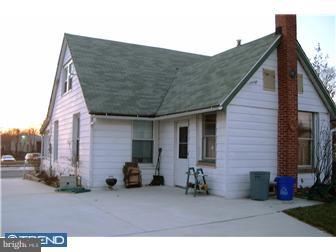 505 South Warwick Road Magnolia, NJ 08049 - Photo 5 of 9 a backyard of a house with seating space