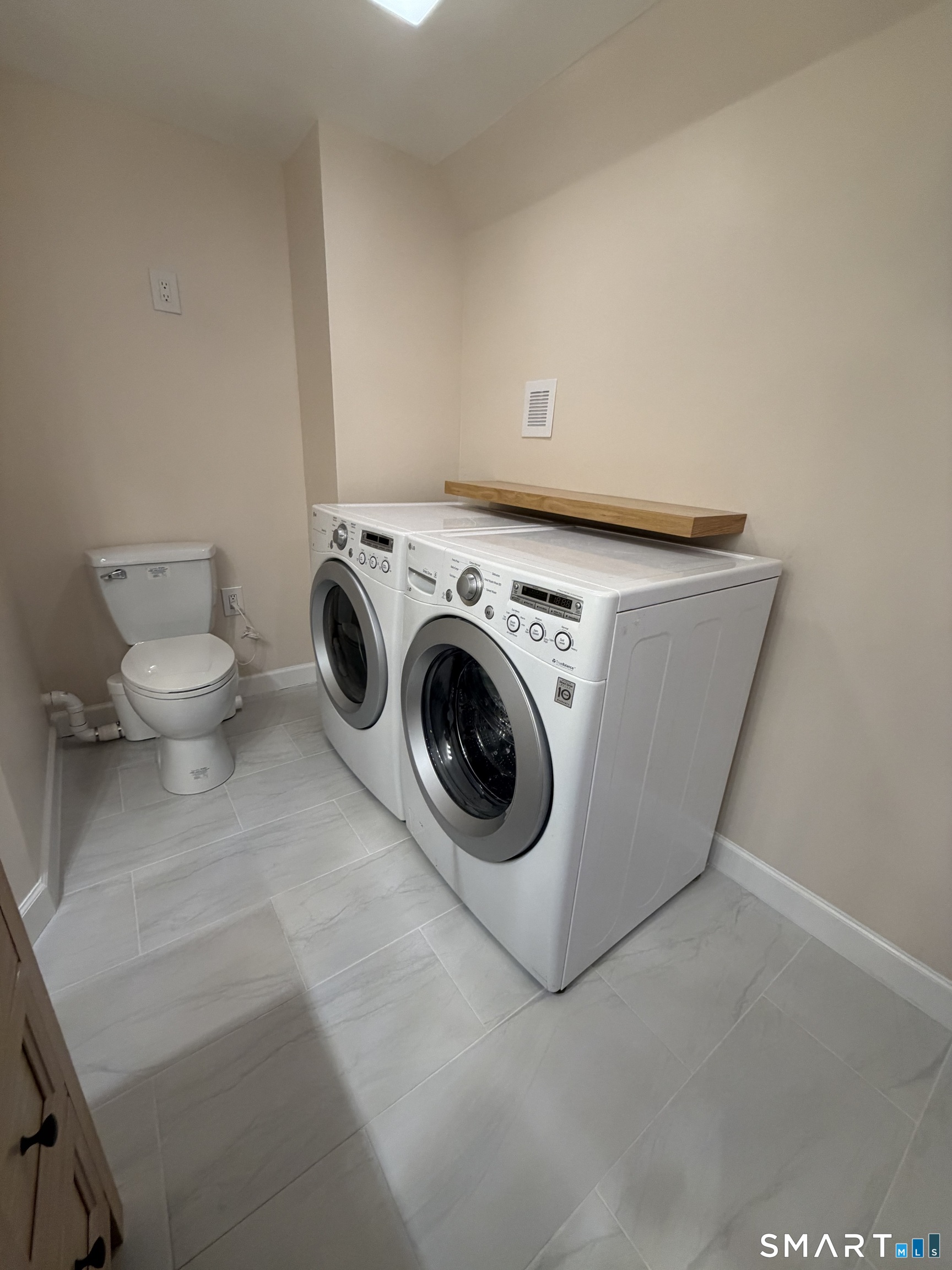 19 Evergreen Drive Clinton, CT 06413 - Photo 6 of 30 a utility room with dryer and washer