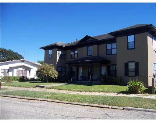 a view of house with a yard