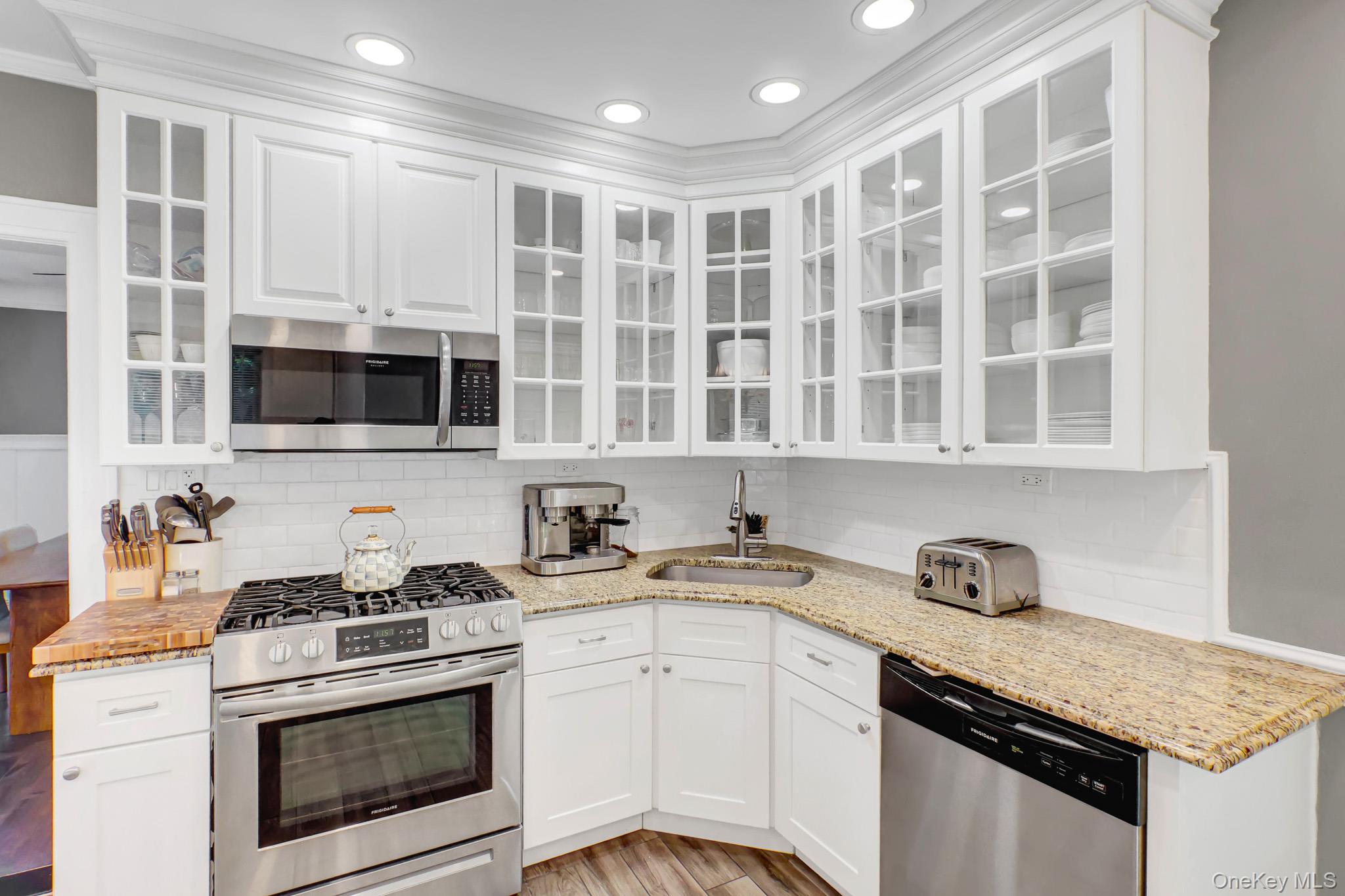 65 Roxbury Road Garden City, NY 11530 - Photo 17 of 39