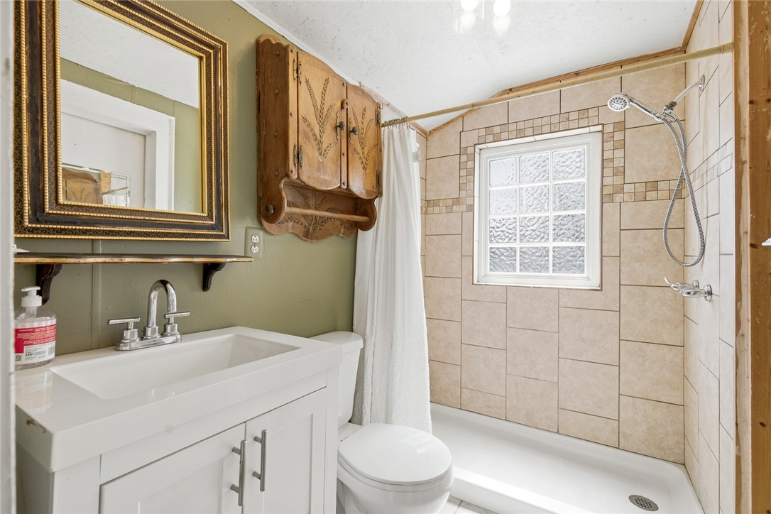 618 Aiken Street Calhoun Falls, SC 29628 - Photo 5 of 21 This bathroom features a tiled shower and vanity for everyday comfort.