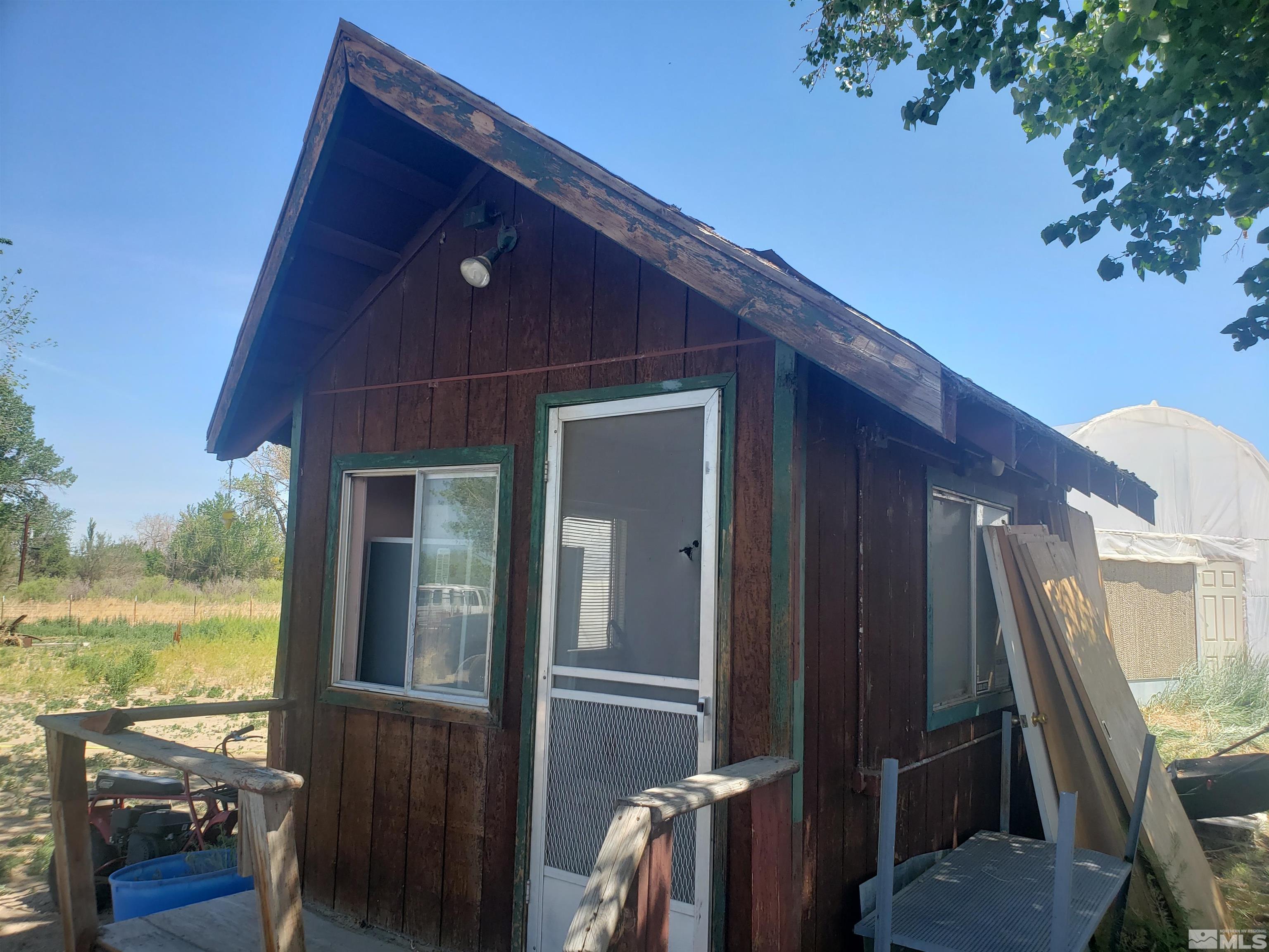 4044 Schurz Highway Fallon, NV 89406 - Photo 13 of 29 a front view of a house with a ocean view