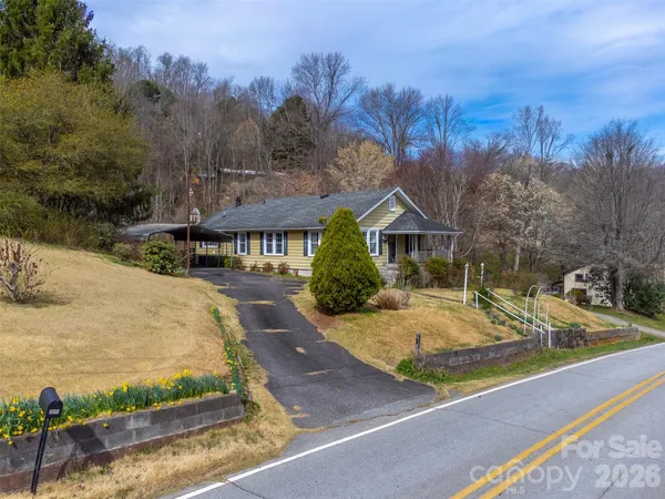 a view of a house with backyard
