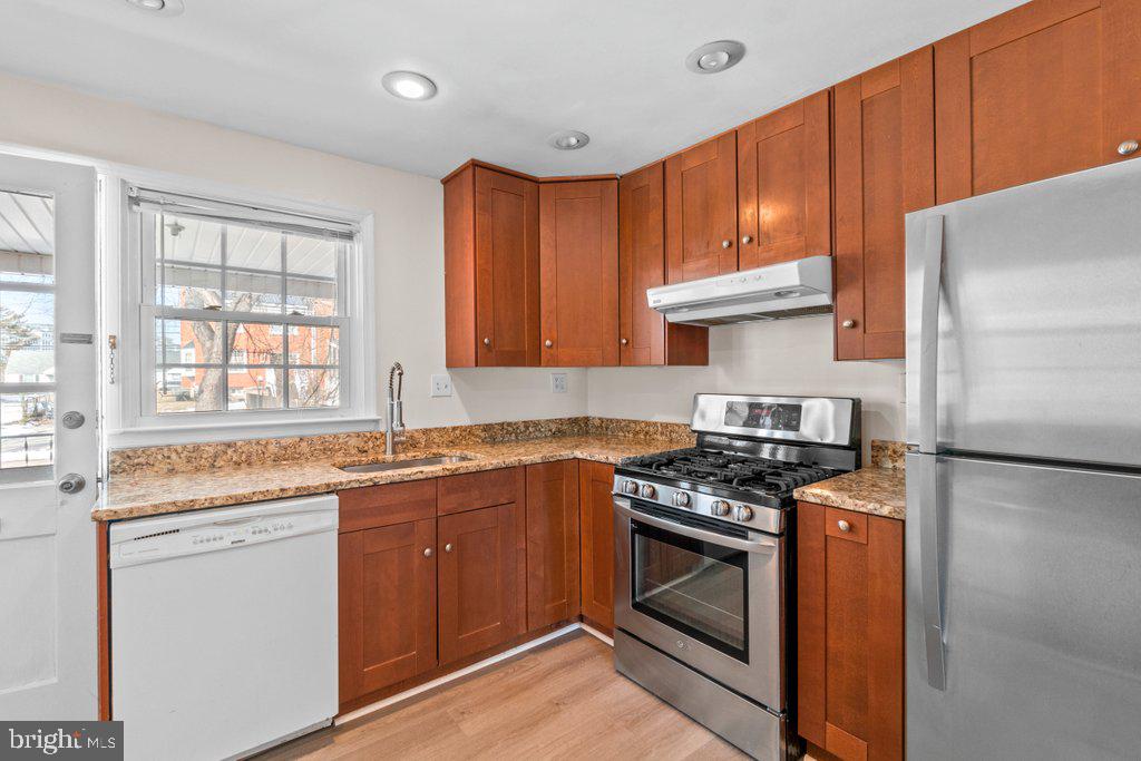 1522 Doxbury Road Baltimore, MD 21286 - Photo 12 of 28 a kitchen with granite countertop a stove sink and refrigerator