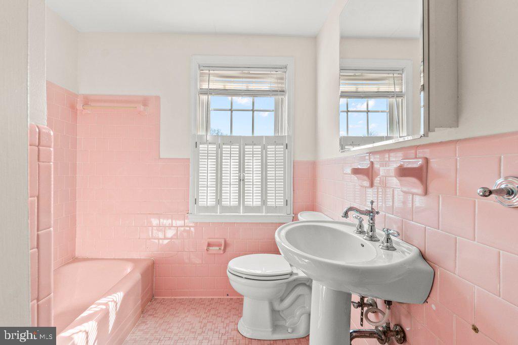 1522 Doxbury Road Baltimore, MD 21286 - Photo 18 of 28 a bathroom with a sink toilet and tub