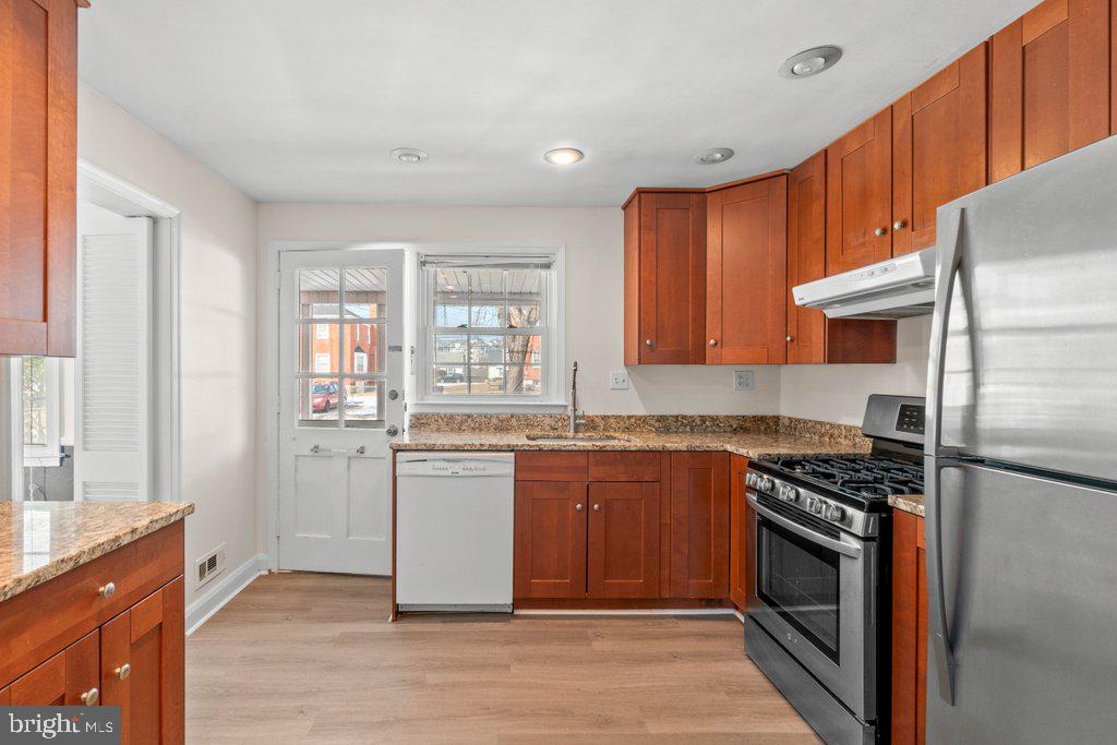1522 Doxbury Road Baltimore, MD 21286 - Photo 10 of 28 a kitchen with stainless steel appliances granite countertop a stove a sink dishwasher a refrigerator and a oven