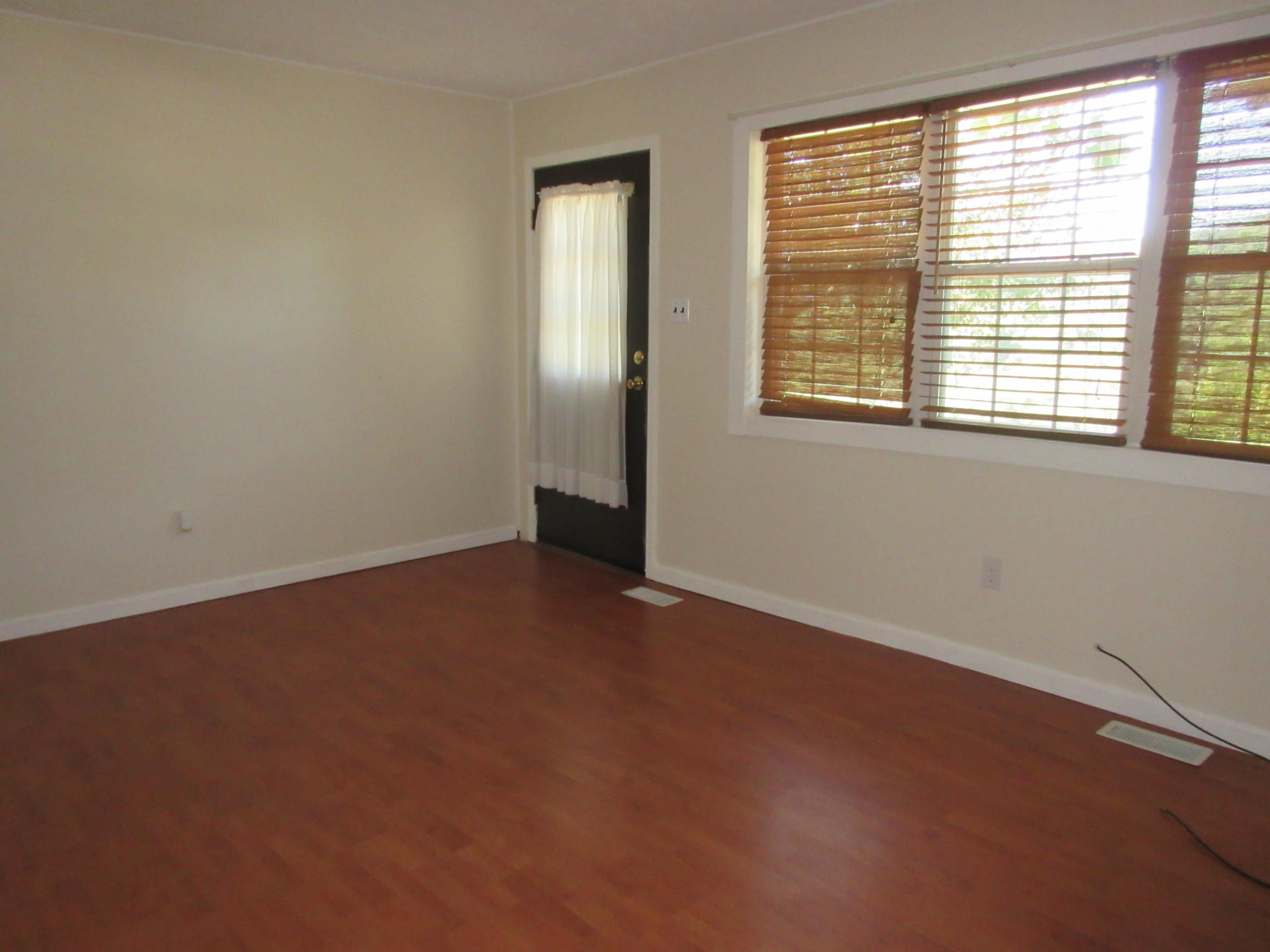 314 Hillside Road Oakdale, TN 37829 - Photo 7 of 28 Living Room