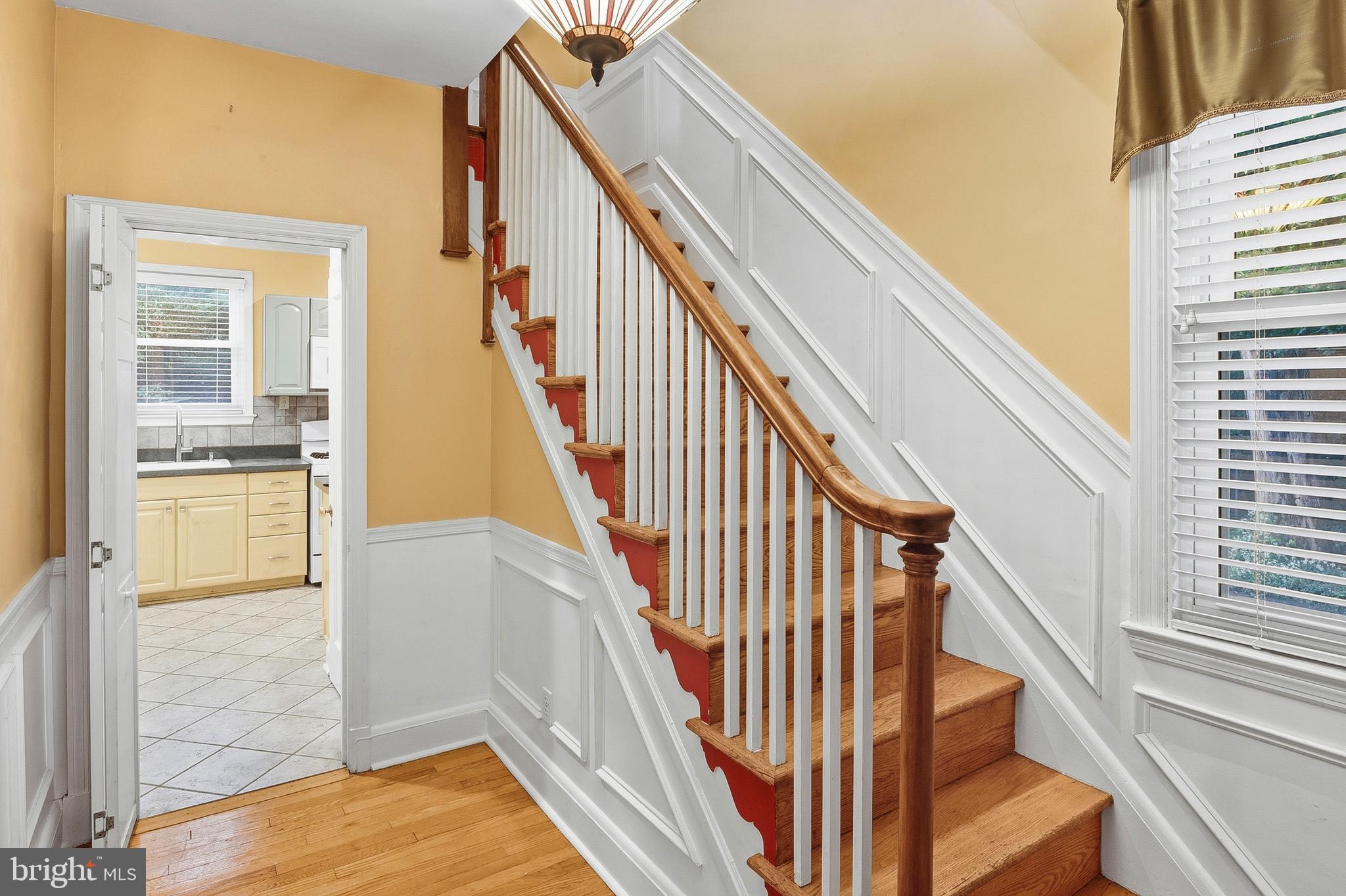 306 Kingston Road Baltimore, MD 21229 - Photo 18 of 44 Foyer / Steps to Upper Level