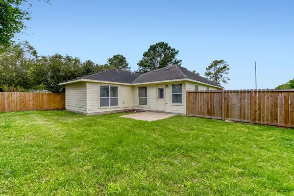 a view of a house with backyard and sitting area