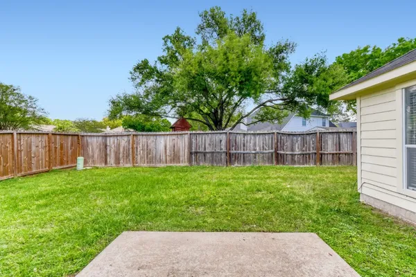 a view of a back yard