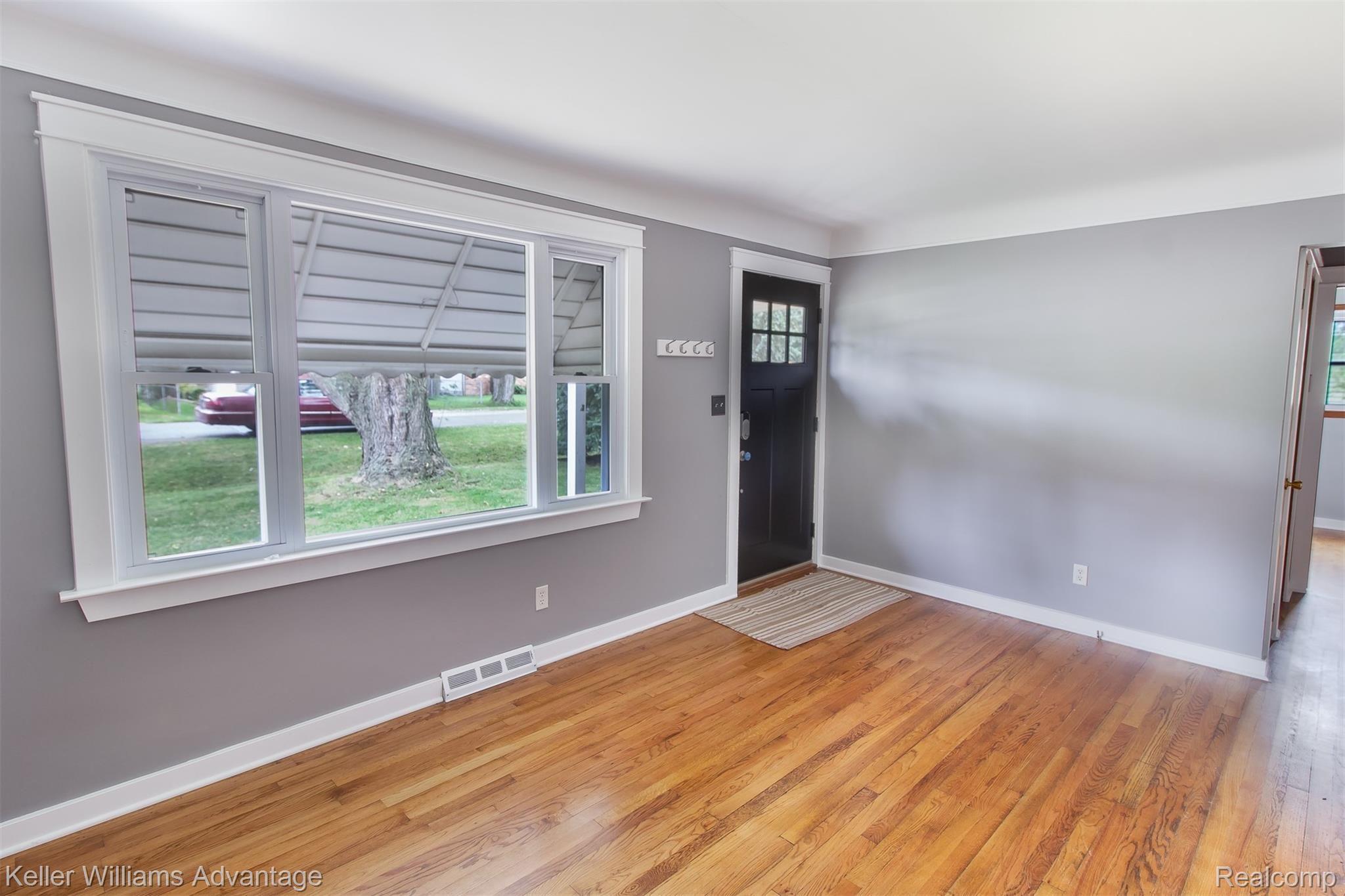 2621 Longview Avenue Rochester, MI 48307 - Photo 3 of 19 LongviewAve_2621_Living_01.jpg