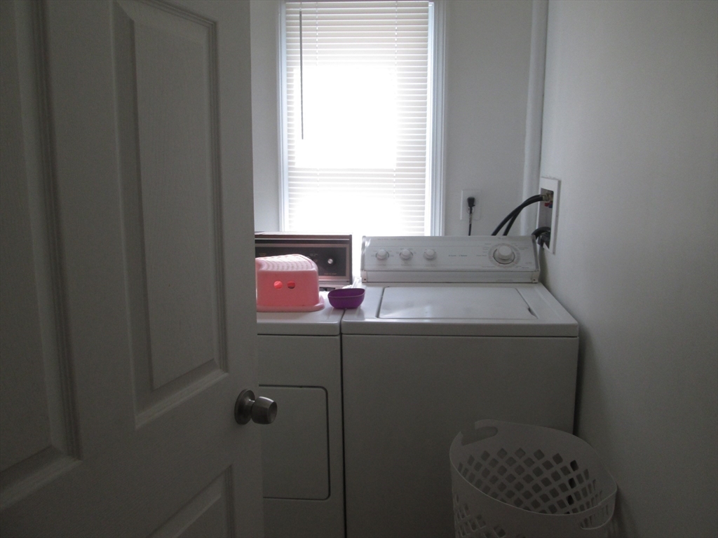 68-72 Mooreland Street Springfield, MA 01104 - Photo 17 of 36