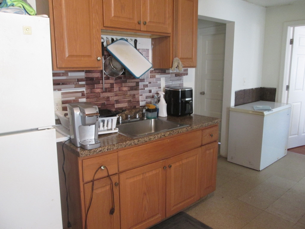 68-72 Mooreland Street Springfield, MA 01104 - Photo 5 of 36