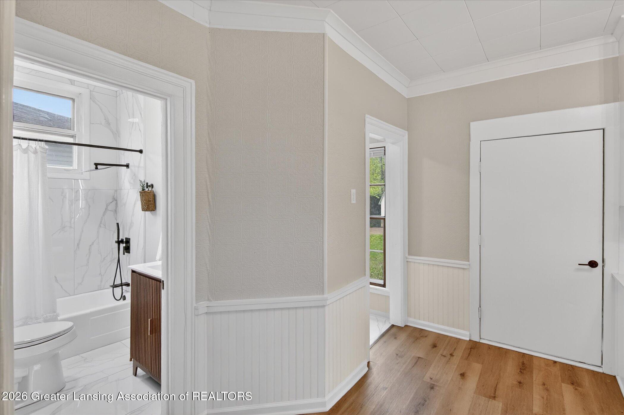 513 North Waterloo Avenue Jackson, MI 49201 - Photo 21 of 40 22-513-N-Waterloo-Ave-WindowStill
