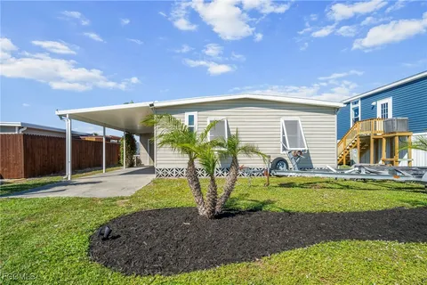 a view of a house with backyard