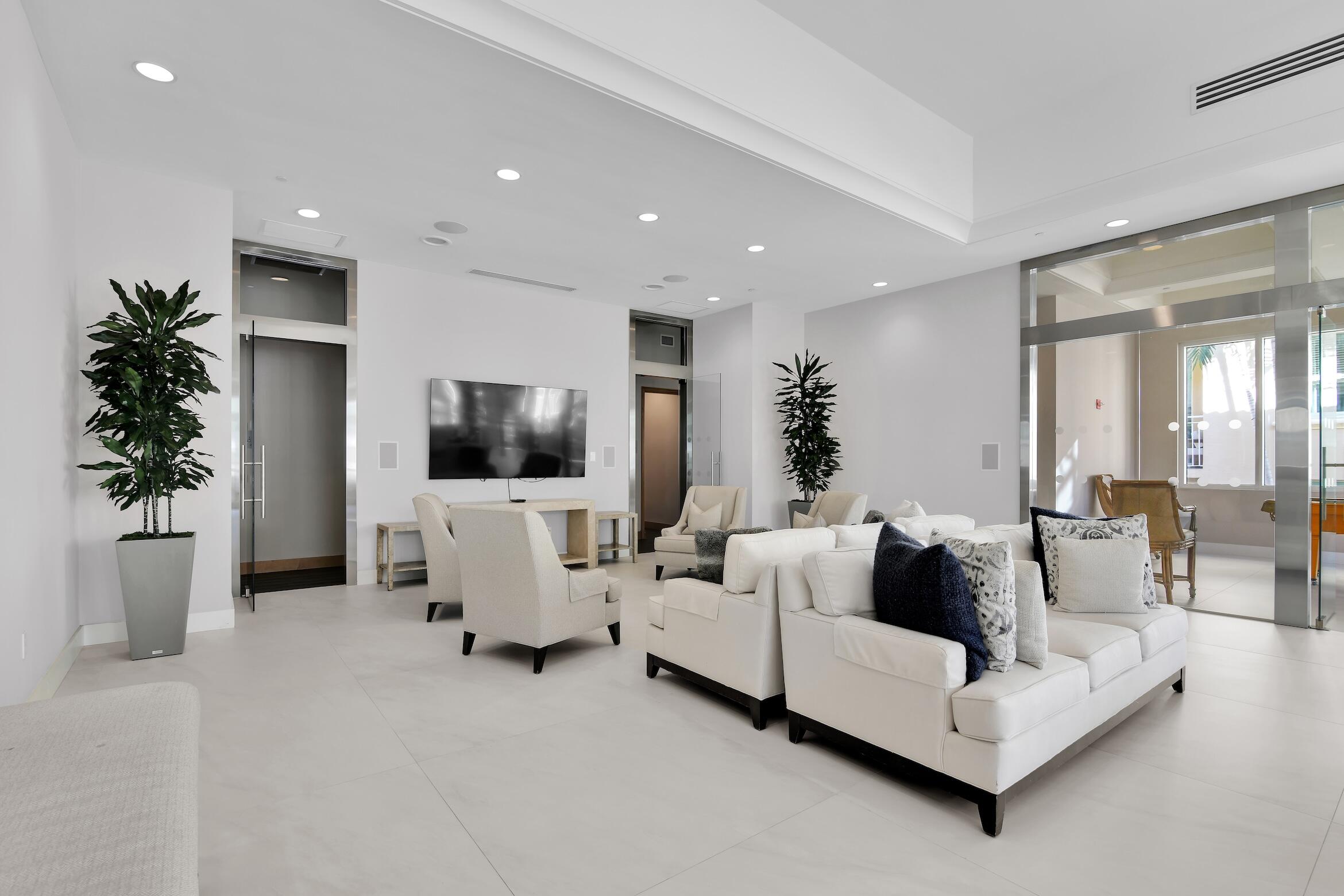 99 Southeast Mizner Boulevard, Unit 612 Boca Raton, FL 33432 - Photo 37 of 49 Clubroom
