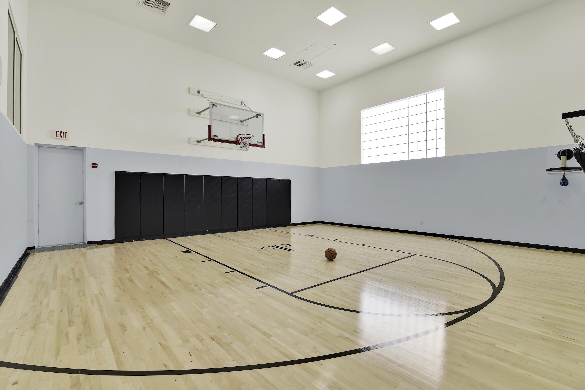 99 Southeast Mizner Boulevard, Unit 612 Boca Raton, FL 33432 - Photo 39 of 49 Basketball Court