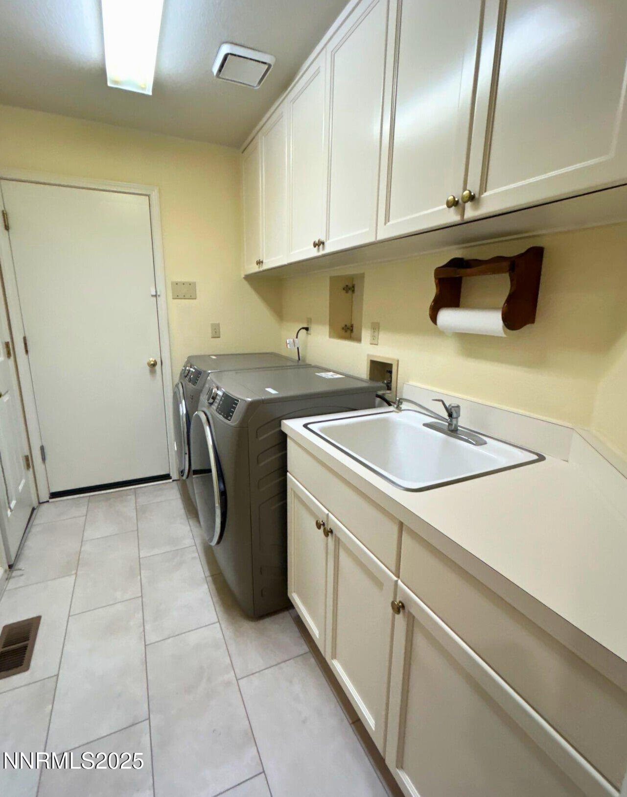 6190 Carriage House Way Reno, NV 89519 - Photo 22 of 26 a utility room with sink dryer and washer