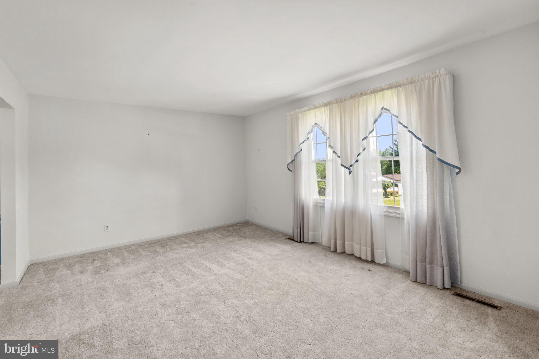 10825 Sandringham Road Cockeysville, MD 21030 - Photo 4 of 55 Living Room