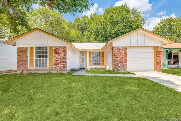 a view of a house with a yard